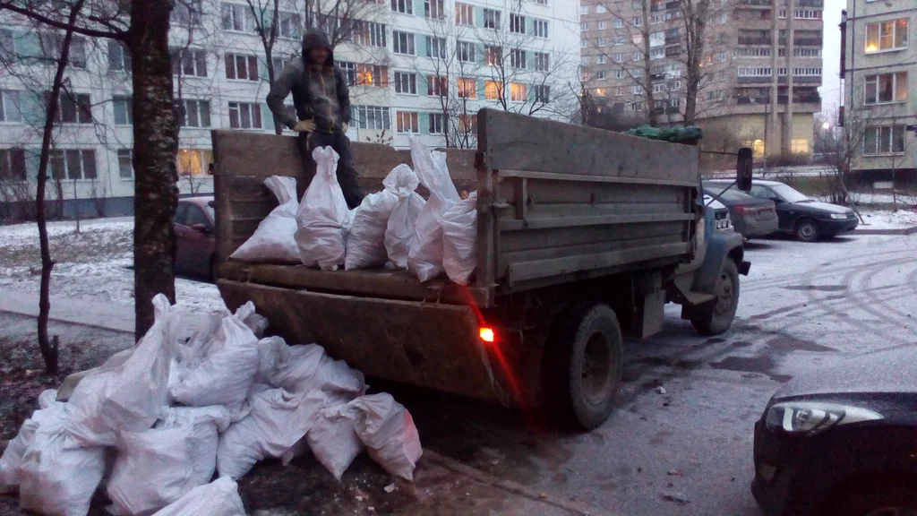 Вывоз мусора в мешках в Белой Калитве в октябре