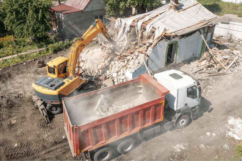 Вывоз мусора после сноса зданий с выездом в Белой Калитве в октябре