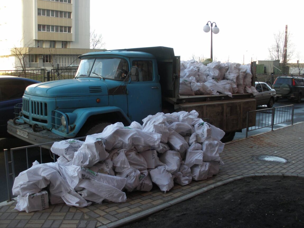 Вывоз мусора ЗИЛом в Белой Калитве от ПроМусор: аренда самосвала ЗИЛ от 2333 руб