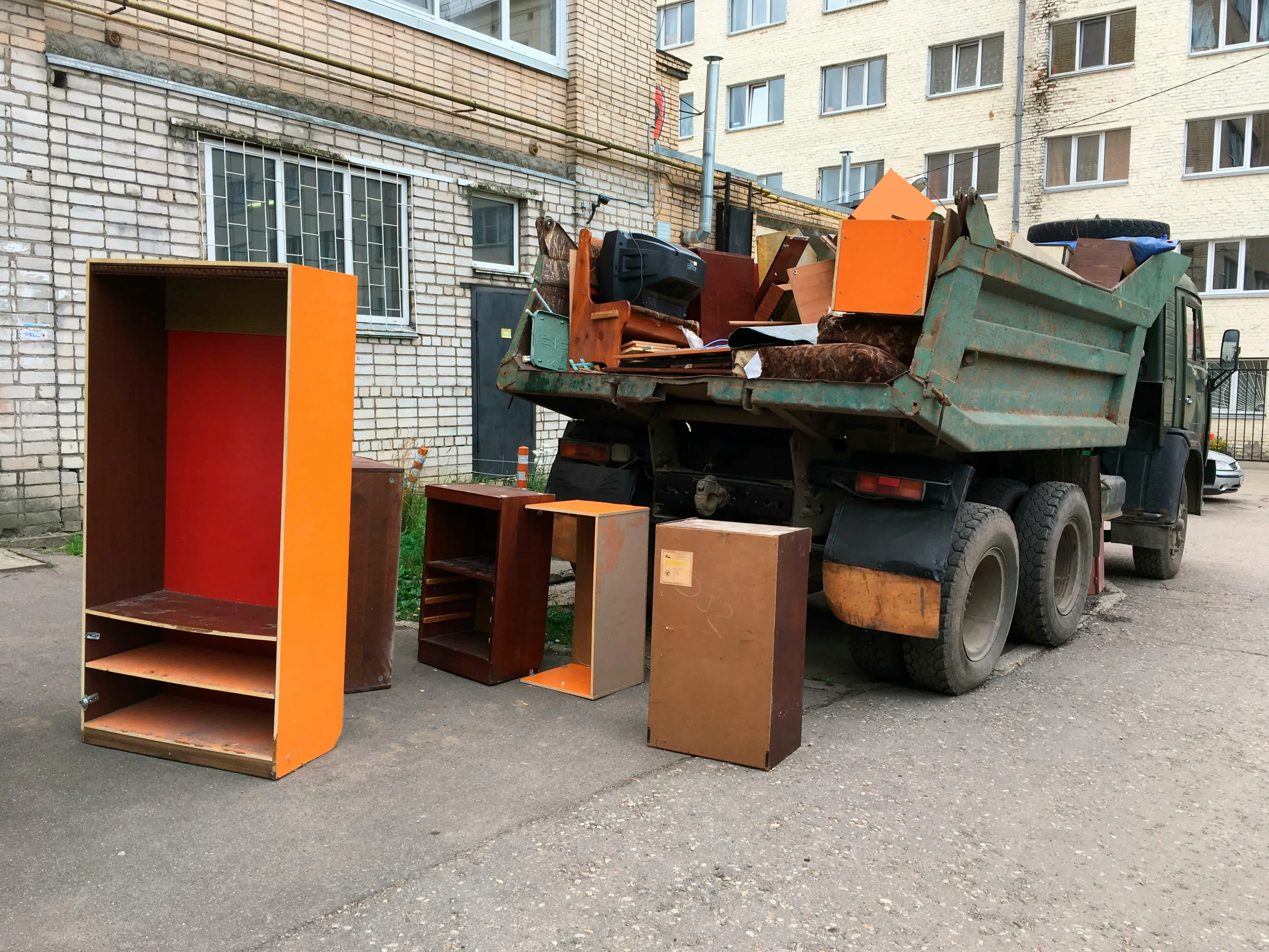 Утилизация старой мебели с вывозом и разбором в Белой Калитве в октябре