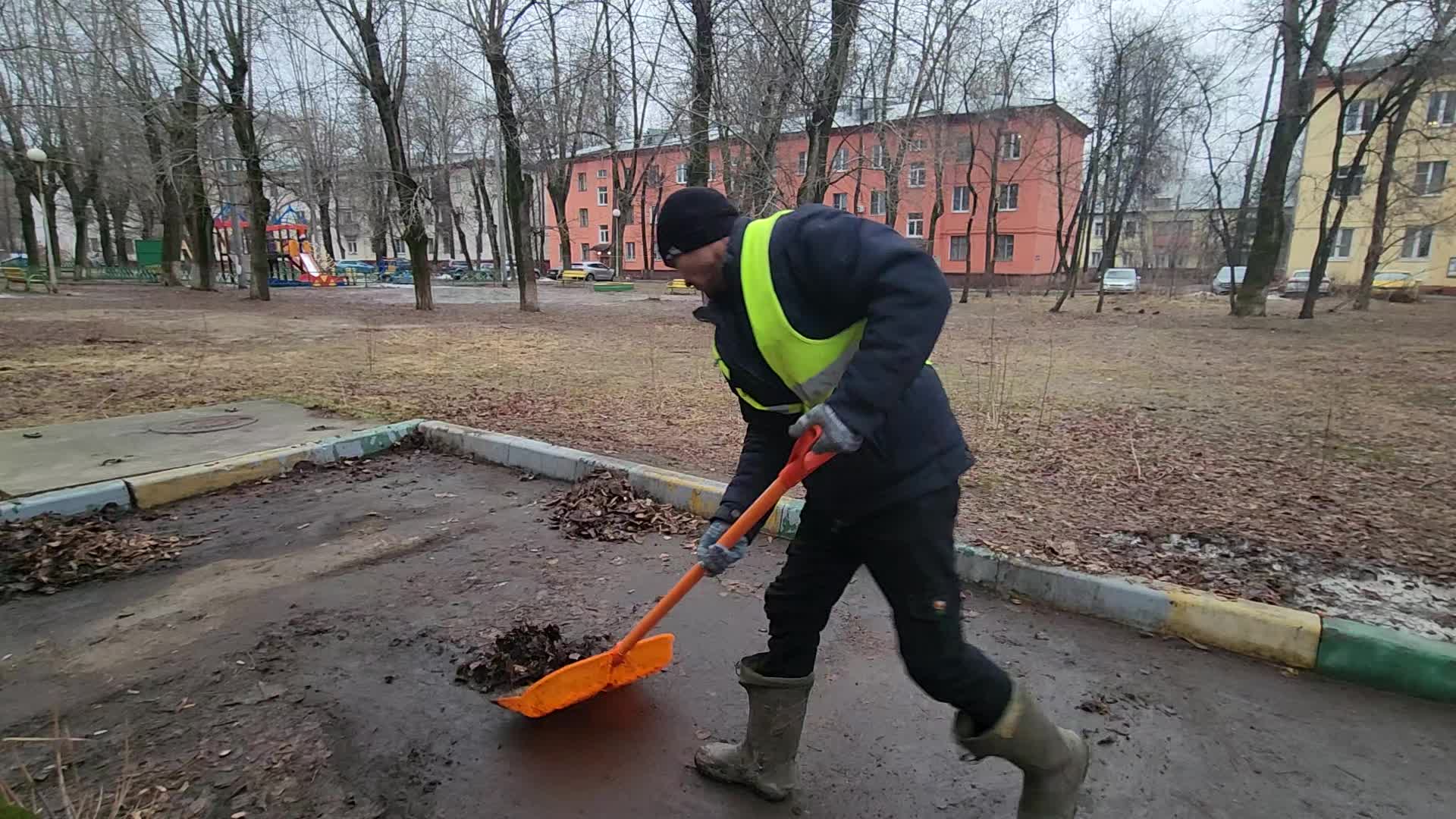 Уборка территорий в Белой Калитве в октябре
