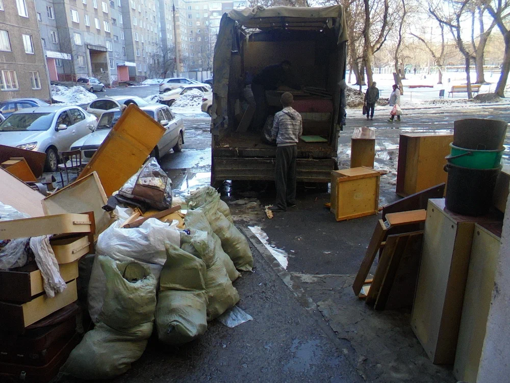 Вывоз мусора из подвала с утилизацией в Белой Калитве в октябре