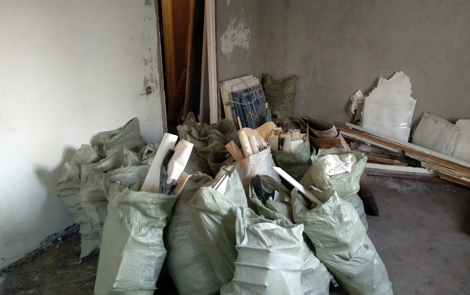 Уборка строительного мусора с вывозом и утилизацией в Белой Калитве в октябре