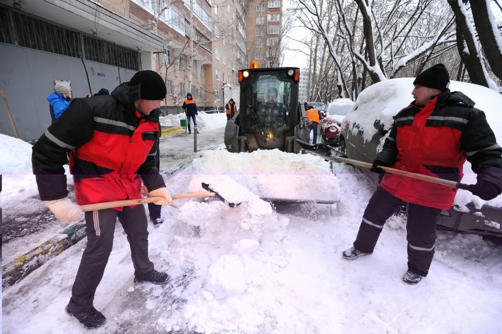 Очистка дворов от снега с гарантией результата в Белой Калитве в октябре
