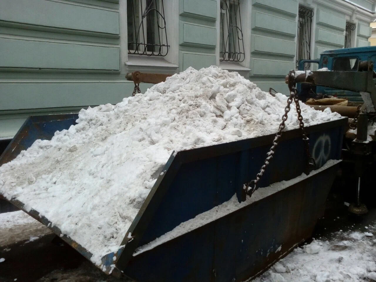 Вывоз снега контейнерами в Белой Калитве в октябре