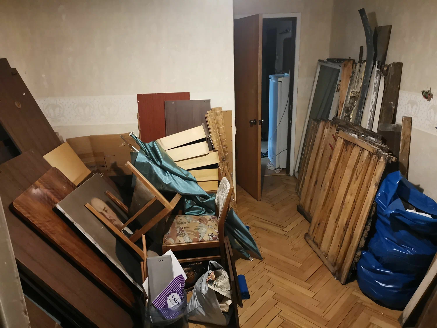 Демонтаж мебели с вывозом и утилизацией в Белой Калитве в октябре