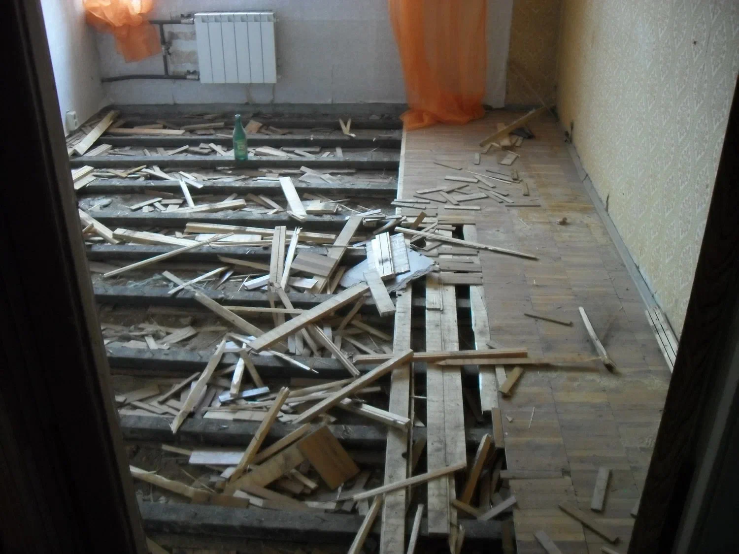 Демонтаж пола с вывозом строительного мусора в Белой Калитве в октябре